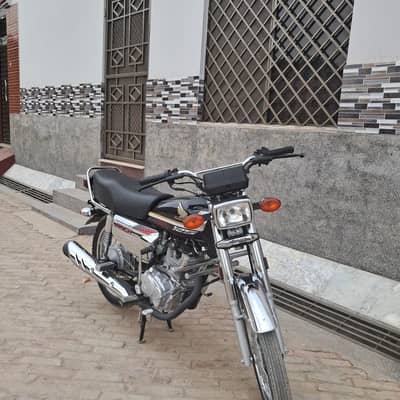 125 selfstart silver edition black colour.