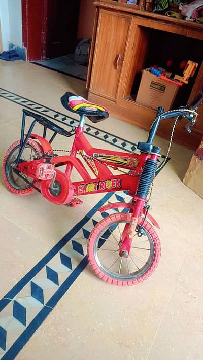 kids cycle with basket and supporting tiers