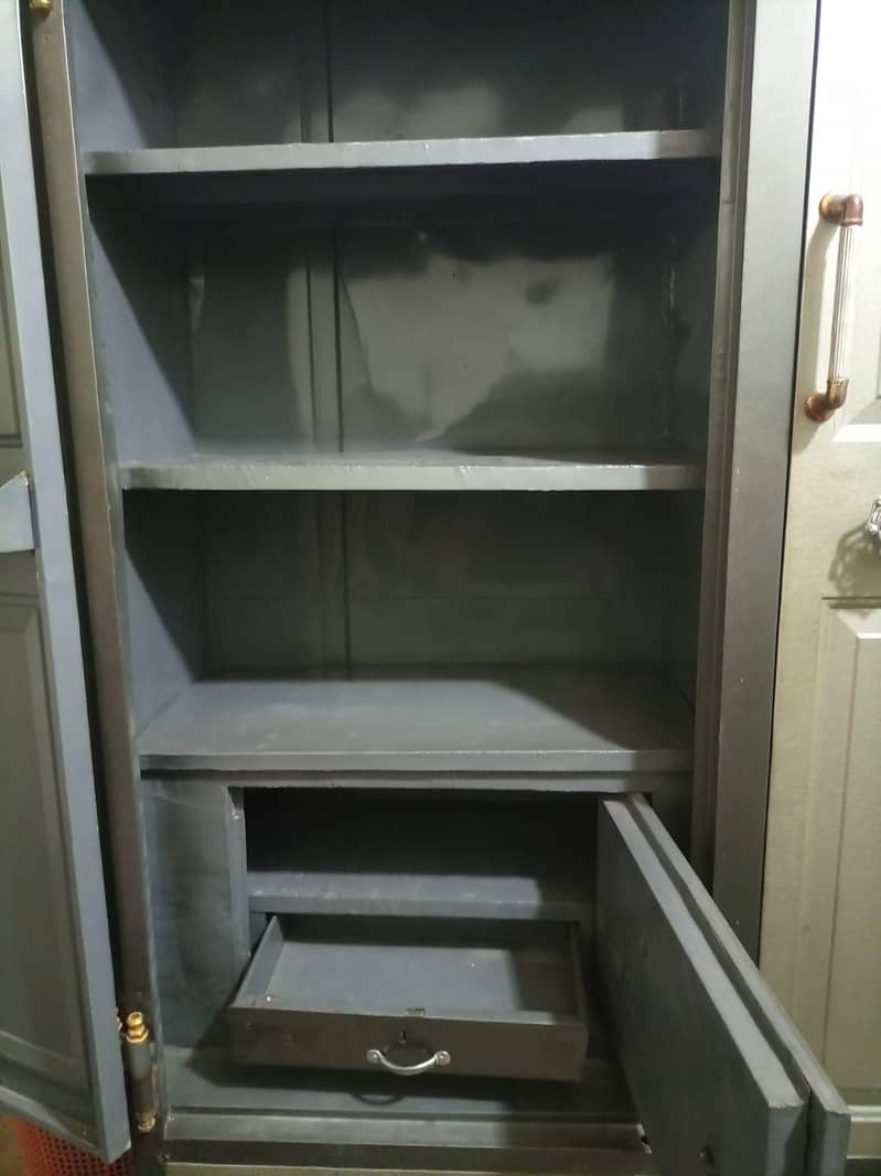 Almost New Safe. . 0