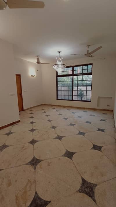 10 Marla 4 Bed Room House For Rent