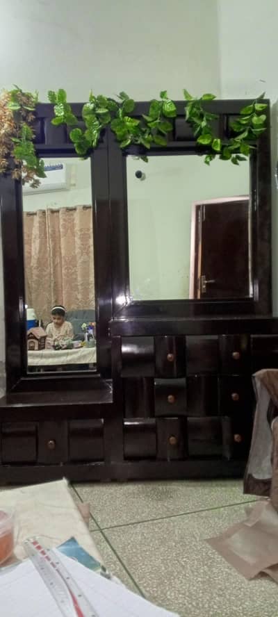 DRESSING TABEL WITH 2 MIRROR