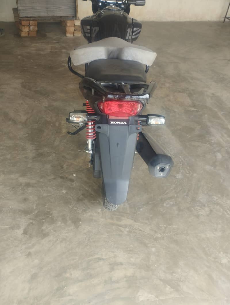 CB150f Black 2