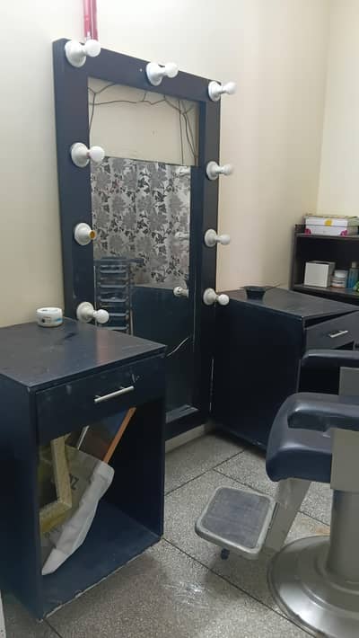 salon chairs n setup
