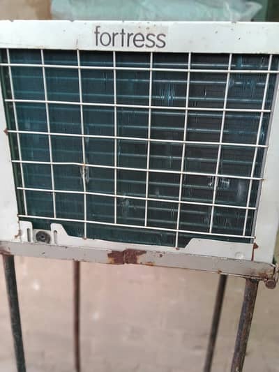 Window AC in good condition for sale in lahore cantt