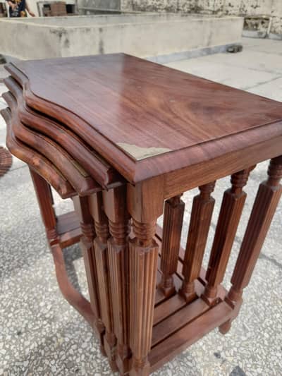 Nesting table set