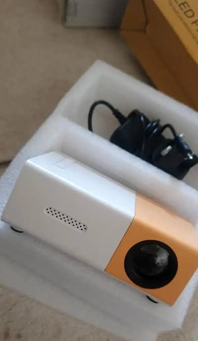 YG300 Mini LED Projector 1080