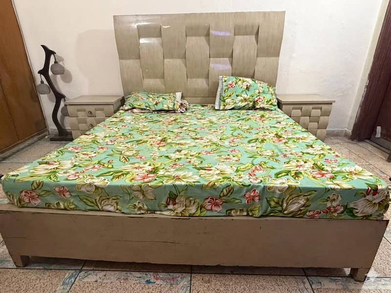 King size bed 0