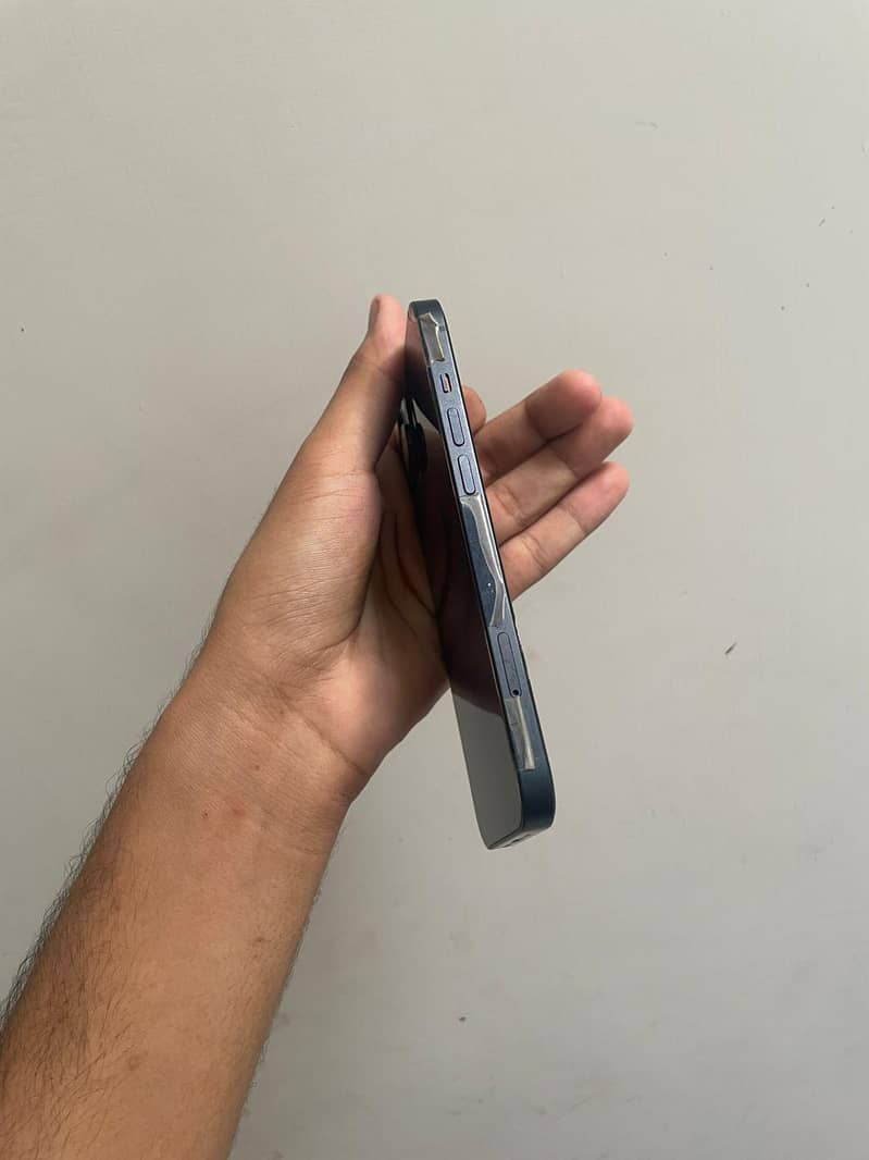 Apple iPhone 13 8