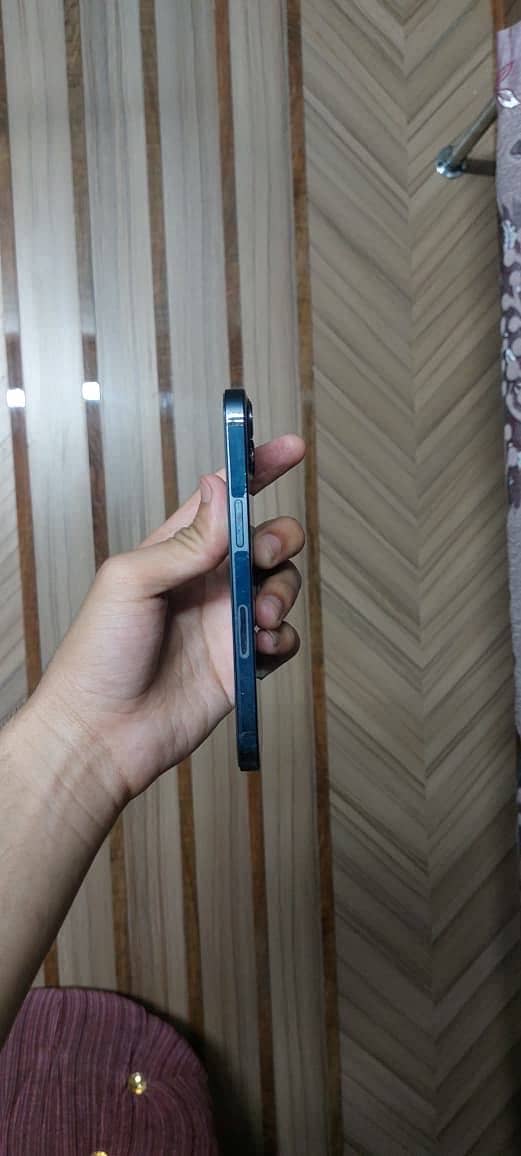 iPhone 13 4