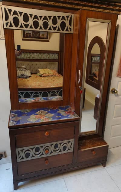 1 DressinG Table 2 Chairs 2 corner tables totally in new condition