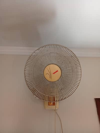 Royal bracket fan excellent like brand new