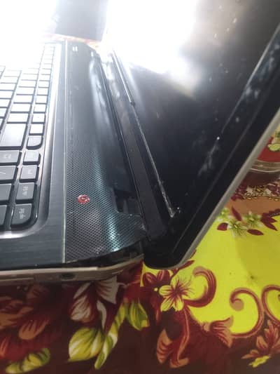 Aik side sy thora toota huwa hy or charger b nahi hy