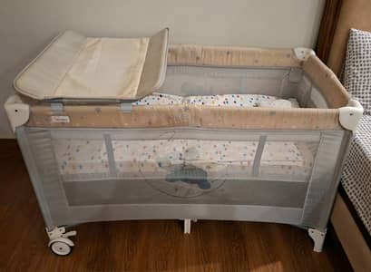 Baby travel cot / playpen