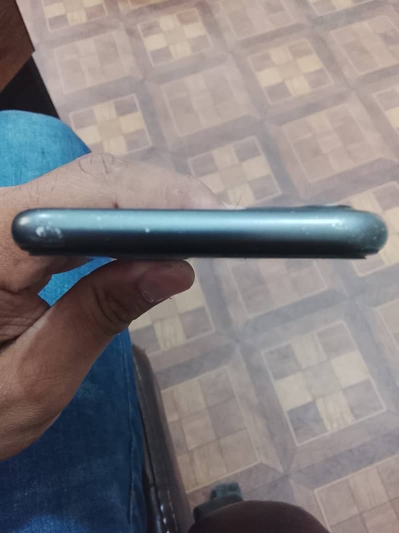 iPhone 11 4