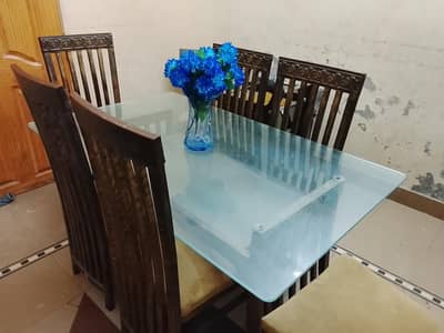 Dinning table with 6 sitting in good condition