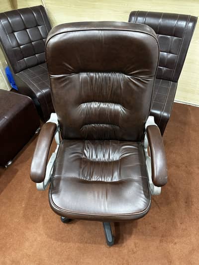 Boss chair 10/9 condition no any fault