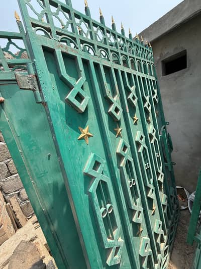 Main iron gate