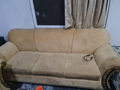 6 seater Sofa set available 3 2 1 good condition just needs a servis