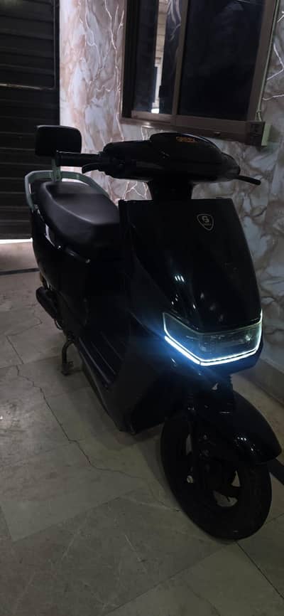 Premium Electric Scooty for Sale – Black