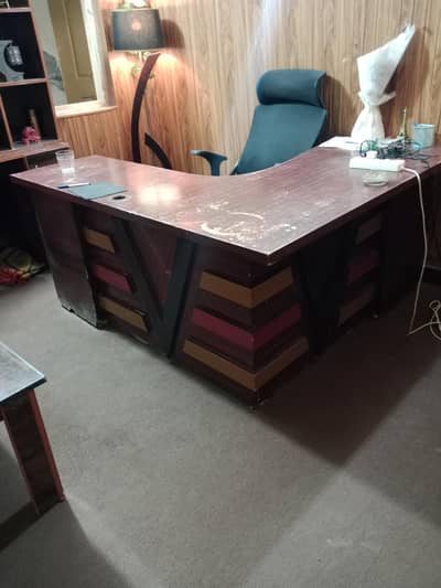 Office table and lamp for sale