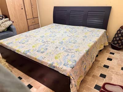 Bed with New Mattress in Good Condition