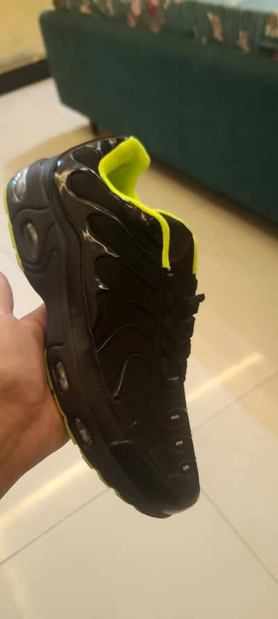 Uk say aye hy shows its brand new its beautiful shoes