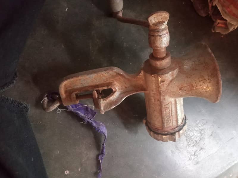 meat grinder 1