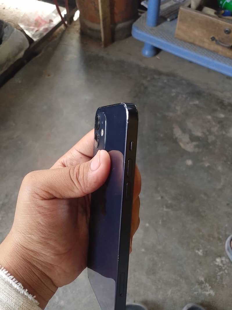 Apple iPhone 12 4