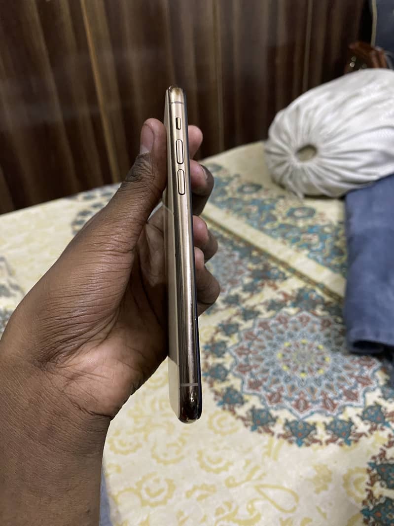 Apple iPhone 11 Pro 4