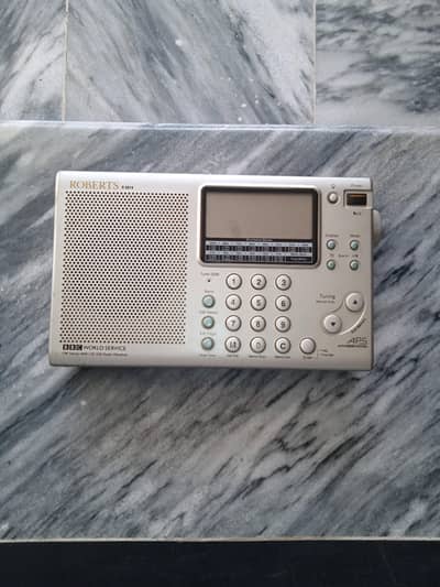 Roberts R9914 World Band Radio with genuine leather cover