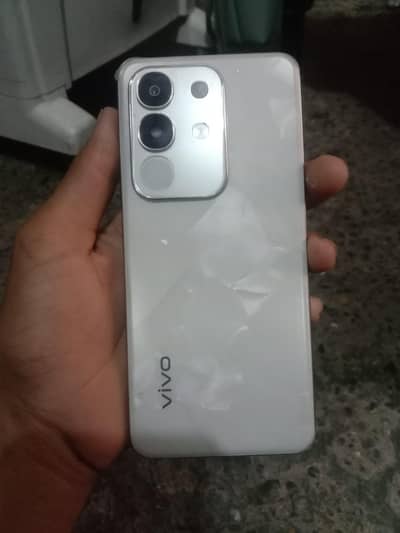 vivo y29 8+256 gb all okay hai dabba charger bhi hai
