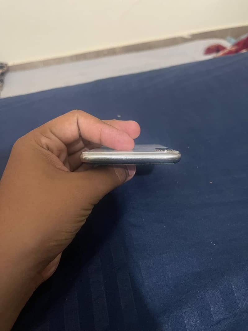 Apple iPhone X 4