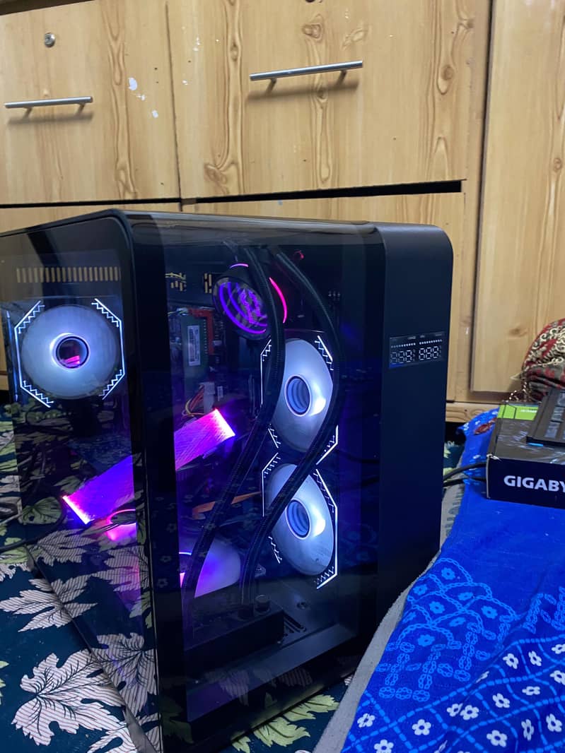 gaming pc with boderless lcd negotiable with gpu 4