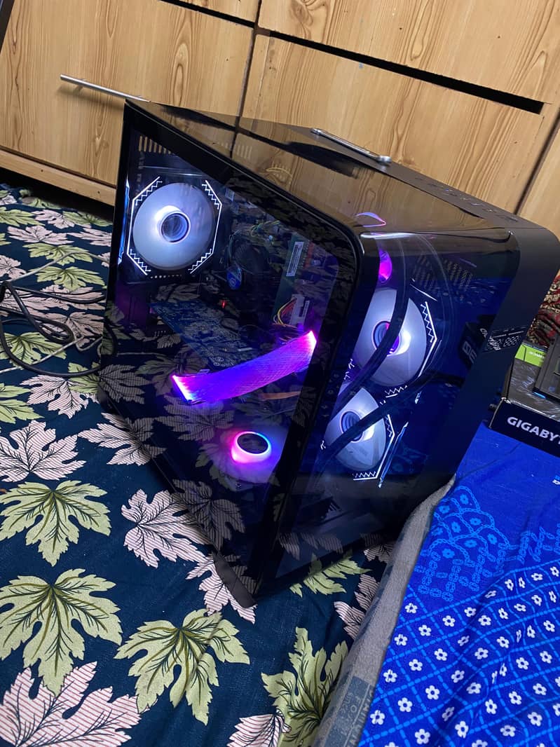 gaming pc with boderless lcd negotiable with gpu 5