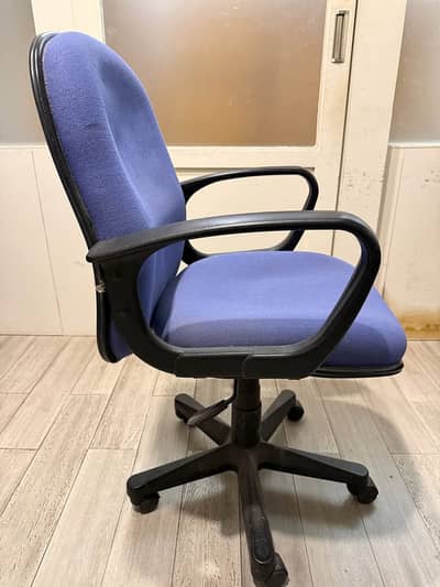 Office chair in good condition for sale Rs12,000