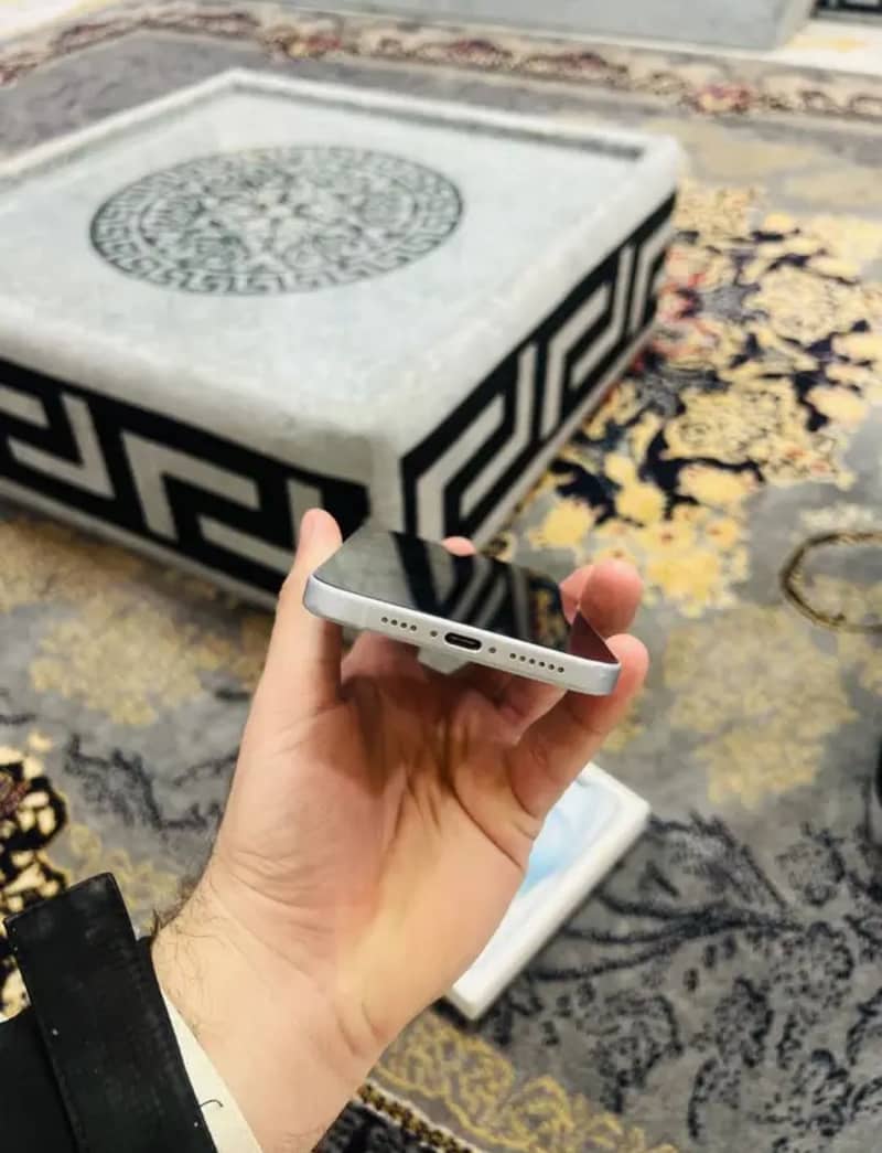 Apple iPhone 15 Plus 7