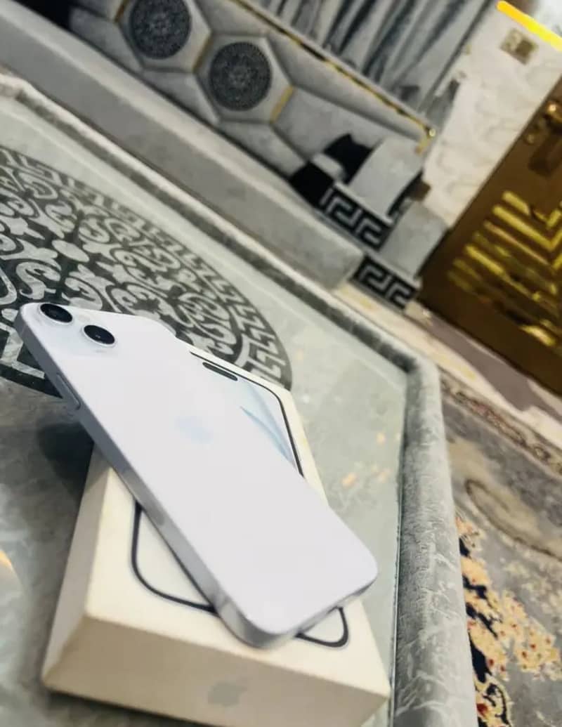 Apple iPhone 15 Plus 11