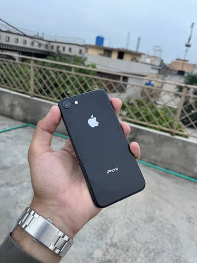 Iphone 8 10/10 condition he