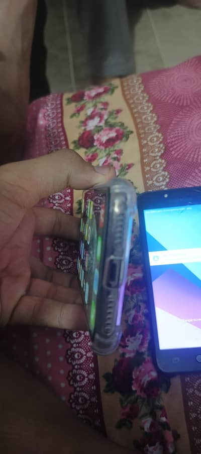 iPhone XS and Samsung