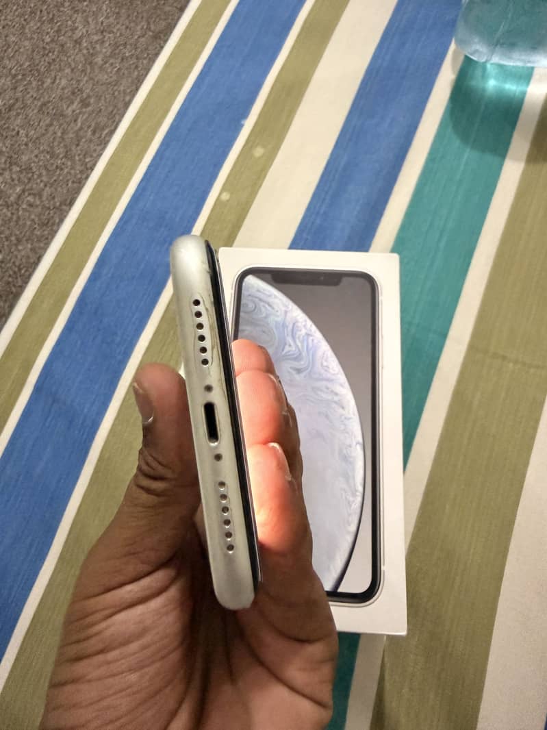 iPhone XR 4