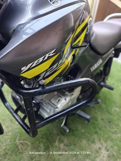 Yamaha YBR125 G Neon Grey special edition