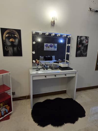DRESSER WITH TRENDING LIGHTS