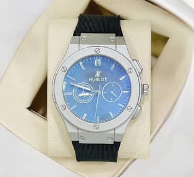 Men watch          is ka dail metal ka or straps rubber ke Hain