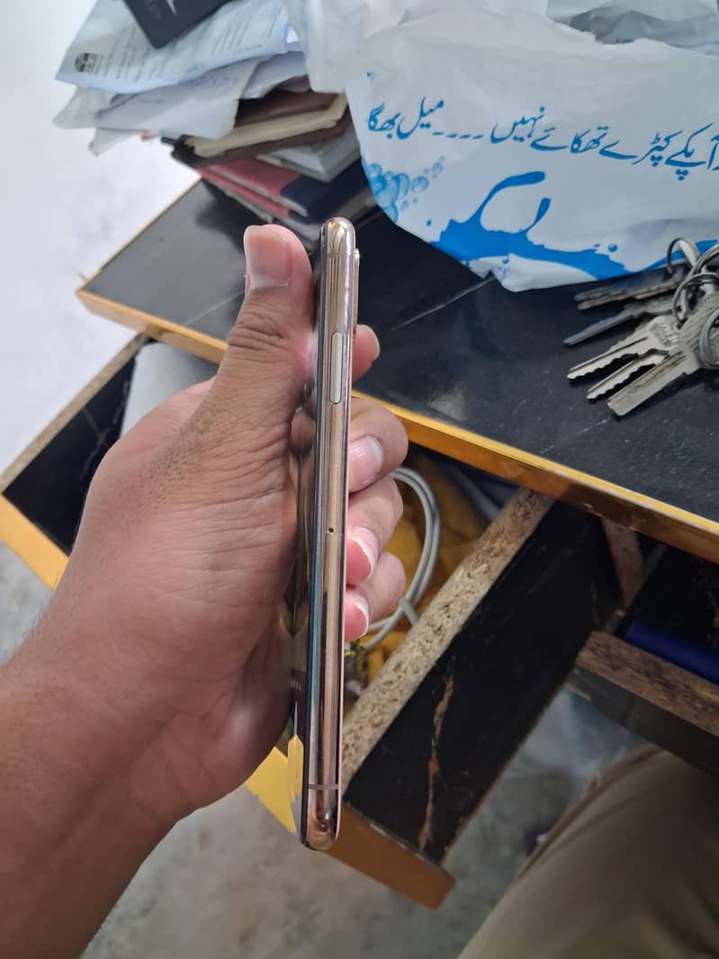 iPhone xs 4