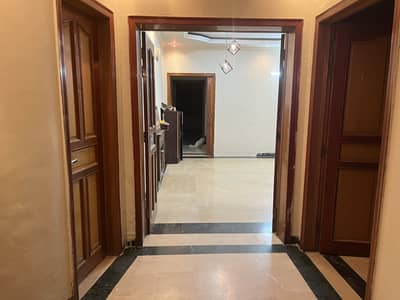 1 KANAL SEPARATE GATE INDEPENDENT UPPER PORTION FOR RENT