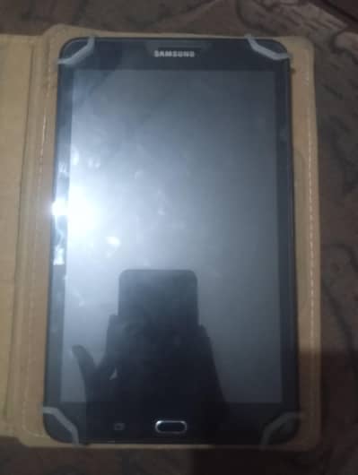 samsung galaxy tab e good condition with protecter and cover no fault