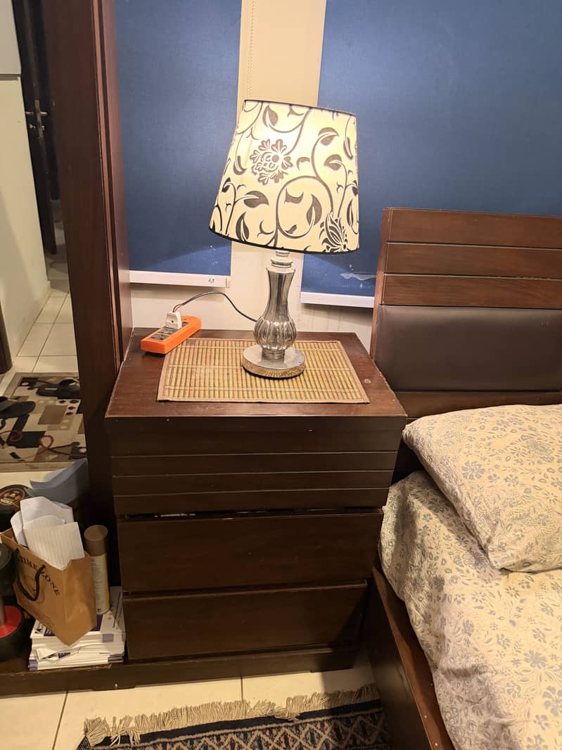 Bed with side table and mirror 7