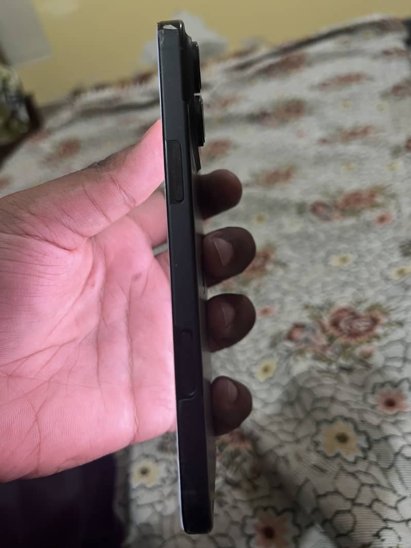 Apple iPhone 16 Pro Max 4