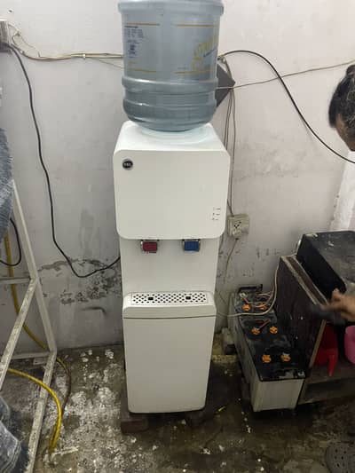 Pel water Dispenser neat and clean