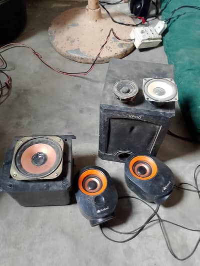2 woofer 4 speakers total 6 speaker sub Chalo hain